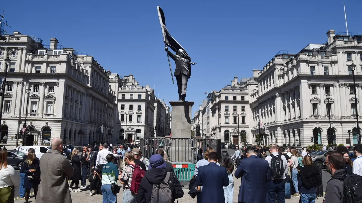 banksy statue london — DE news