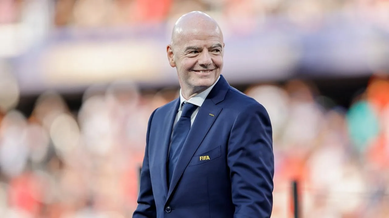 Frist für Fifa-Verbände: Infantinos WM-Pläne stoßen auf heftige Kritik