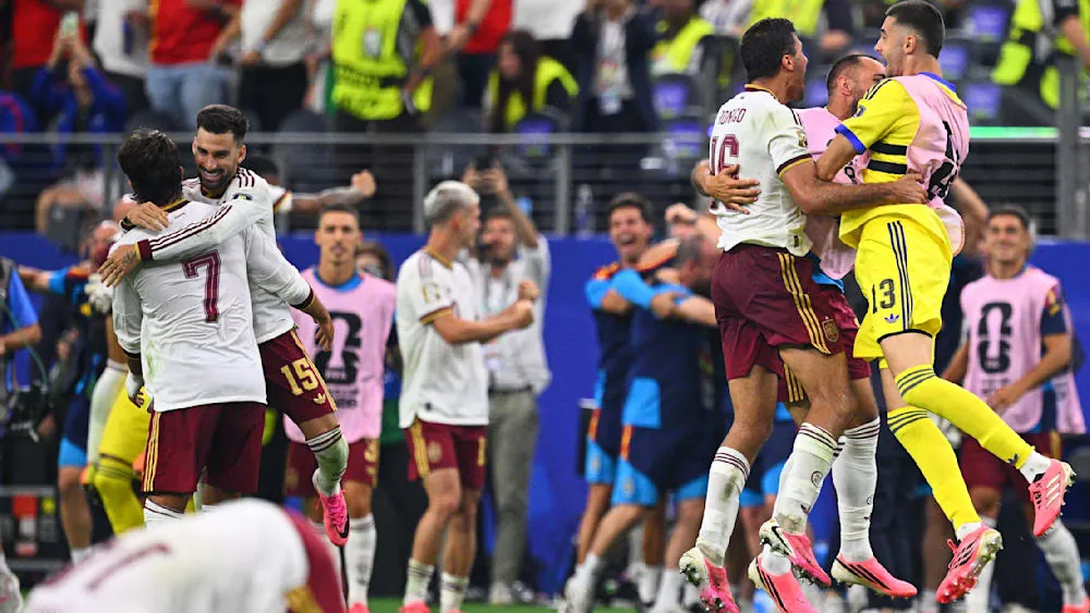 Spanien zieht ins WM-Finale ein. Frankreich hat Glück, dass Olise nicht früh mit Rot vom Platz fliegt, doch auch mit elf Mann bleiben die Franzosen viel zu harmlos. Ein Elfmeter fungiert als Dosenöffner für die Spanier. Sehen Sie die Highlights hier im Video.Quelle:Magenta TV