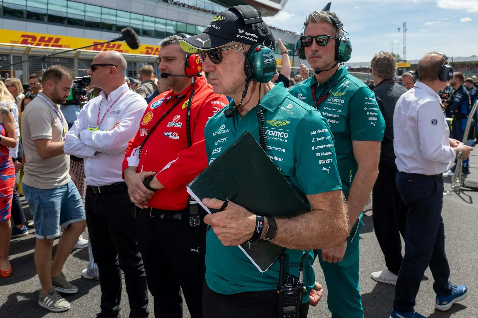 Ein Mann und seine Mappe: Aston Martins Chefdesigner Adrian Newey hat das für ihn typische Accessoire quasi immer dabei.