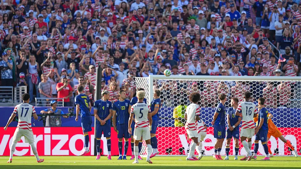 In der 82. Minute erhöhen die USA auf 2:0. Ex-Bayern-Talent Malik Tillman hebt einen Freistoß wunderbar über die Mauer. Das Tor im Video.Quelle:MAGENTA TV