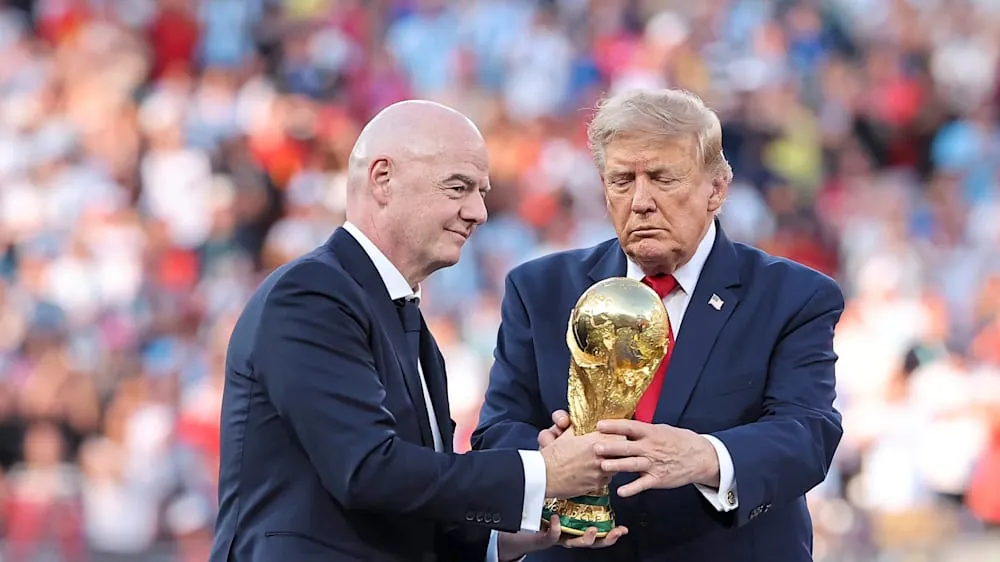 Fifa-Präsident Infantino will einen Teil der kommerziellen Rechte an den Turnieren des Weltverbandes an Investoren verkaufen und damit mehr als vier Milliarden Dollar erlösen. Die Uefa reagierte mit scharfer Kritik an den Plänen.Quelle:WELT TV
