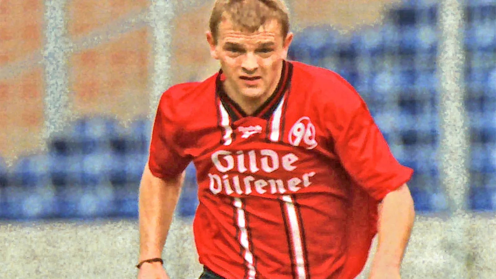 Ein altes Bild eines 96-Spielers im Heimtrikot.
