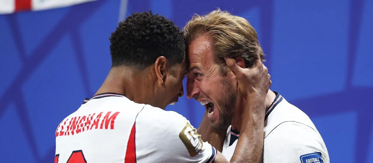 Englands Harry Kane bejubelt seinen Treffer mit Jude Bellingham zusammen